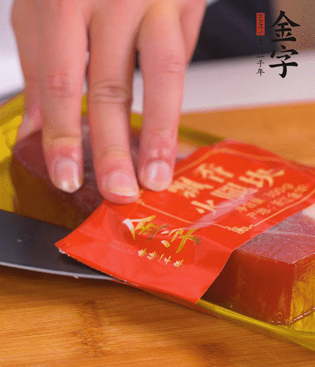 金字火腿切片，生姜切絲，蔥白切末。