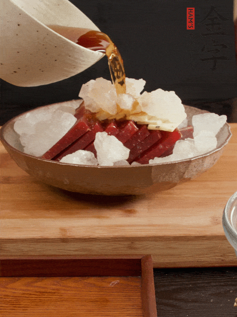 加姜片、冰糖、黃酒、水，蒸60分鐘，將火腿的咸逼出來。