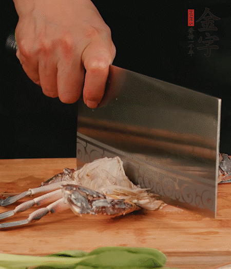 蟹殼拆開，去掉蟹肺、蟹心、蟹腮，切成4小塊。