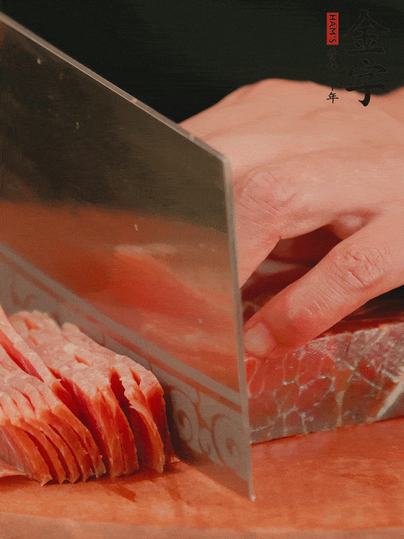 新鮮雞腿用刀在表面劃幾刀。金字火腿切薄片備用。