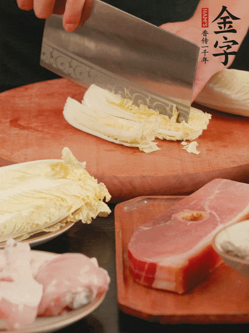 白菜去掉頭尾，對(duì)半豎切，再均勻切4刀。