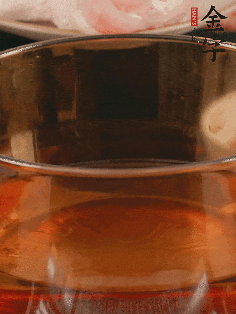 雞腿冷水入鍋，加姜片料酒焯水，撈出溫水洗凈。