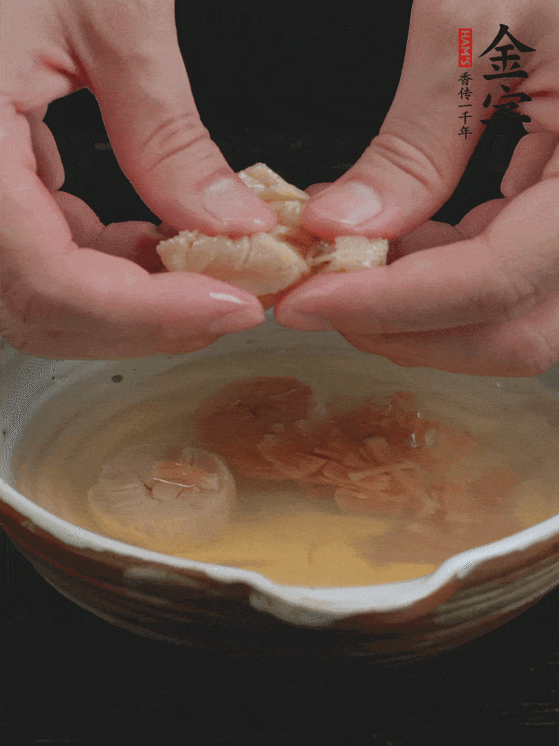 元貝溫水泡發(fā)，拆成細(xì)絲。