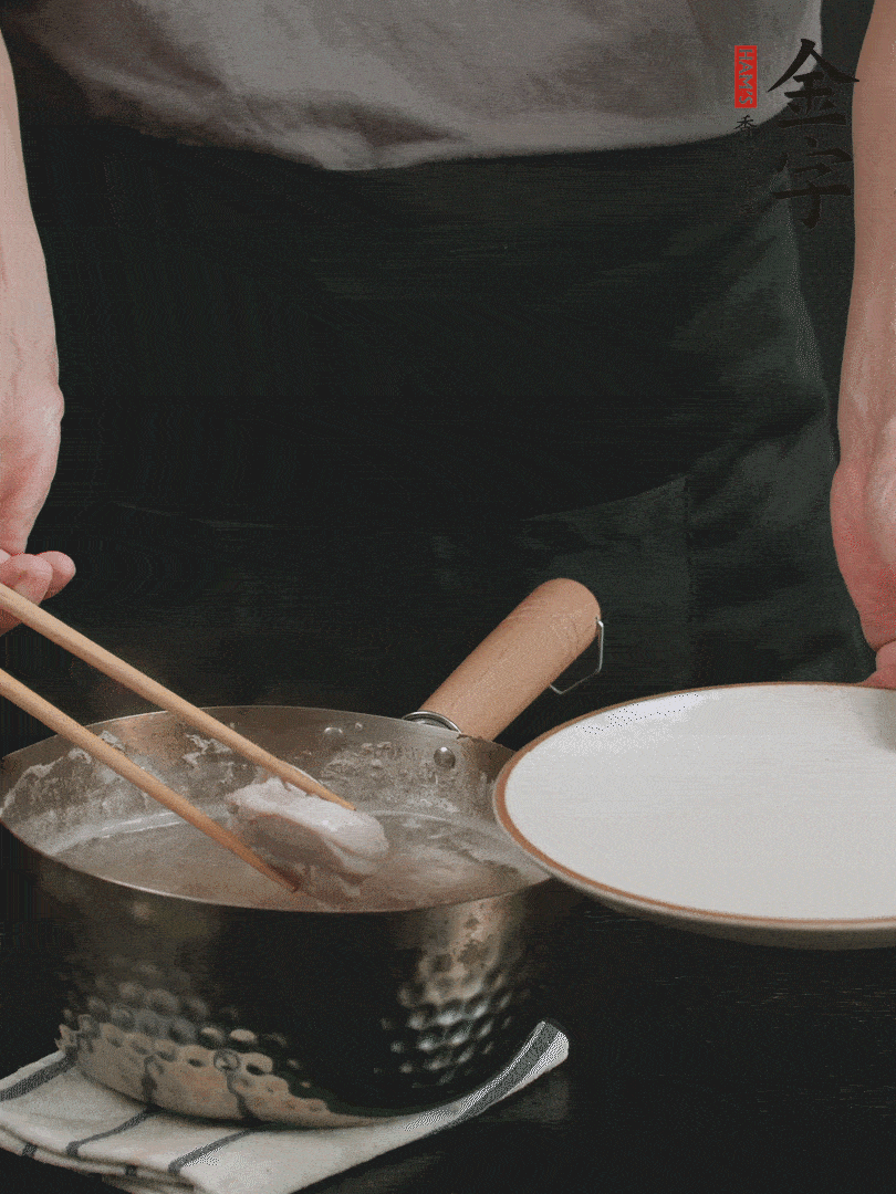 雞塊冷水下鍋，加姜片、料酒焯水，撈出洗凈備用。