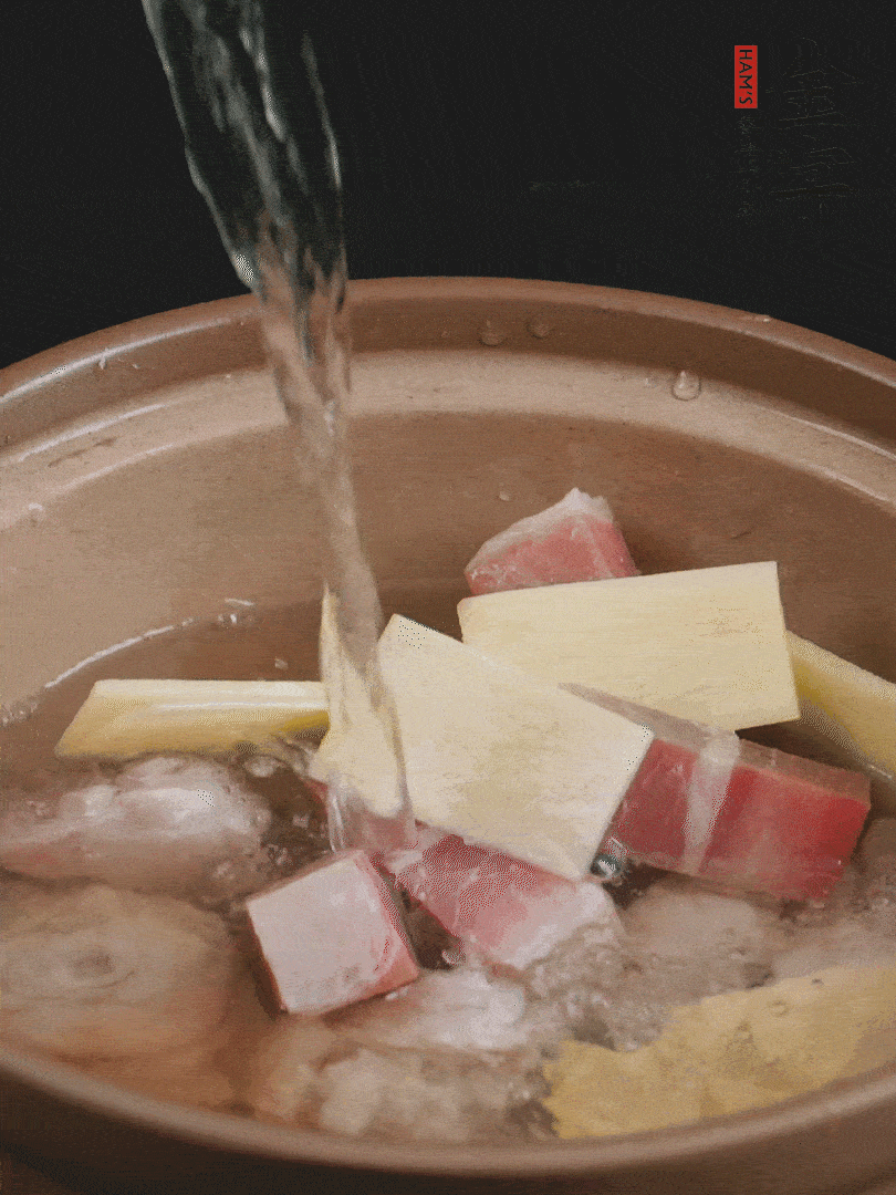 雞塊、火腿、姜片加適量料酒、清水燉80分鐘。