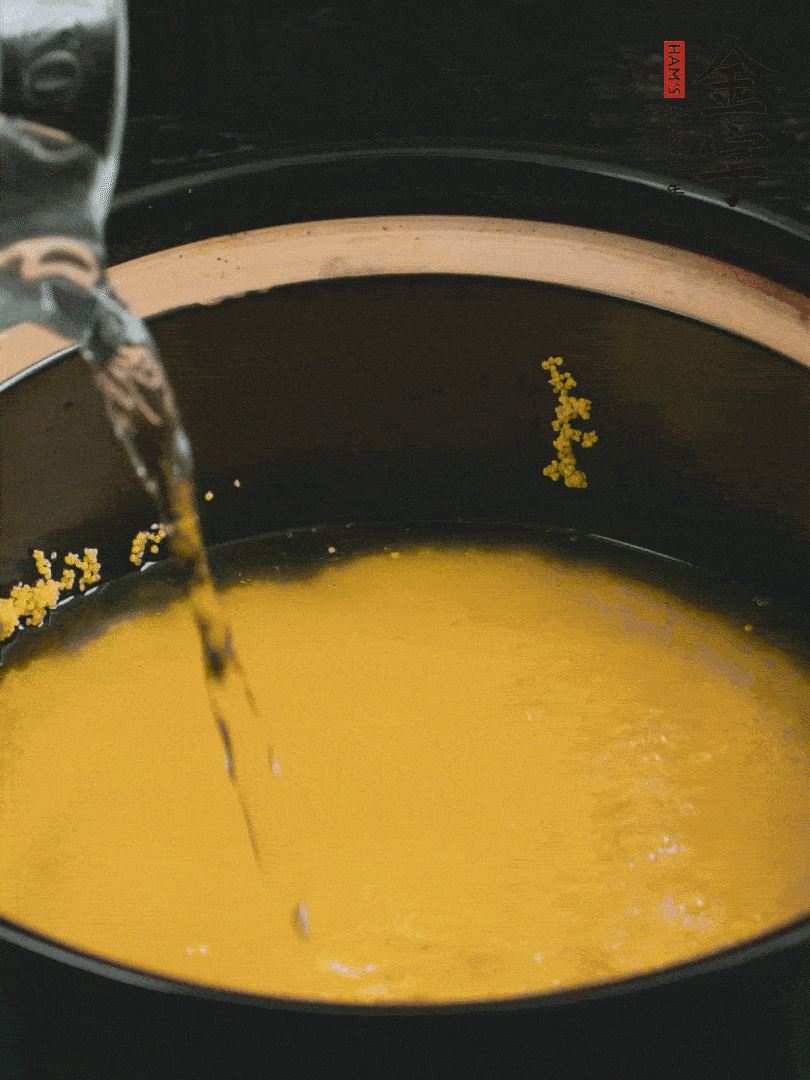 小米洗凈后，加水小火煲1個小時。