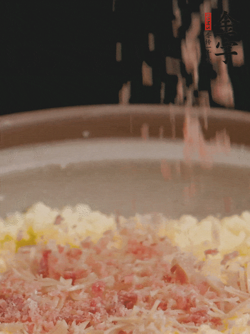 加雞湯沒過，放干貝絲、火腿末、小海參。