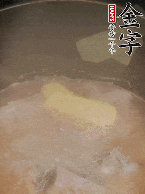 排骨洗凈，加生姜、黃酒焯水，溫水洗凈備用。