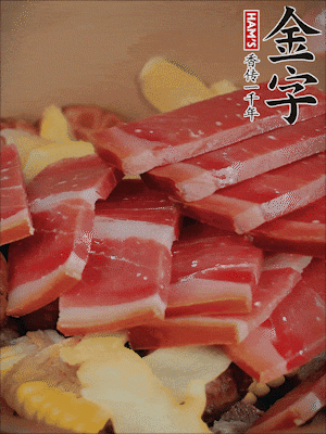 除鮑魚外的所有材料放進(jìn)鍋里，加清水、姜、黃酒，大火燒開，轉(zhuǎn)小火煲90分鐘。