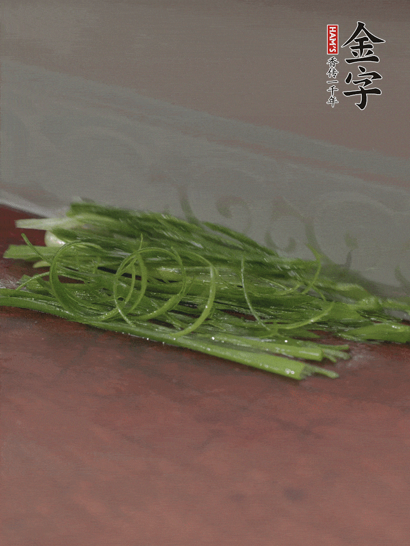 生姜切薄片，紅椒切細(xì)絲，小蔥蔥綠切細(xì)絲，泡入冰水中保持新鮮。