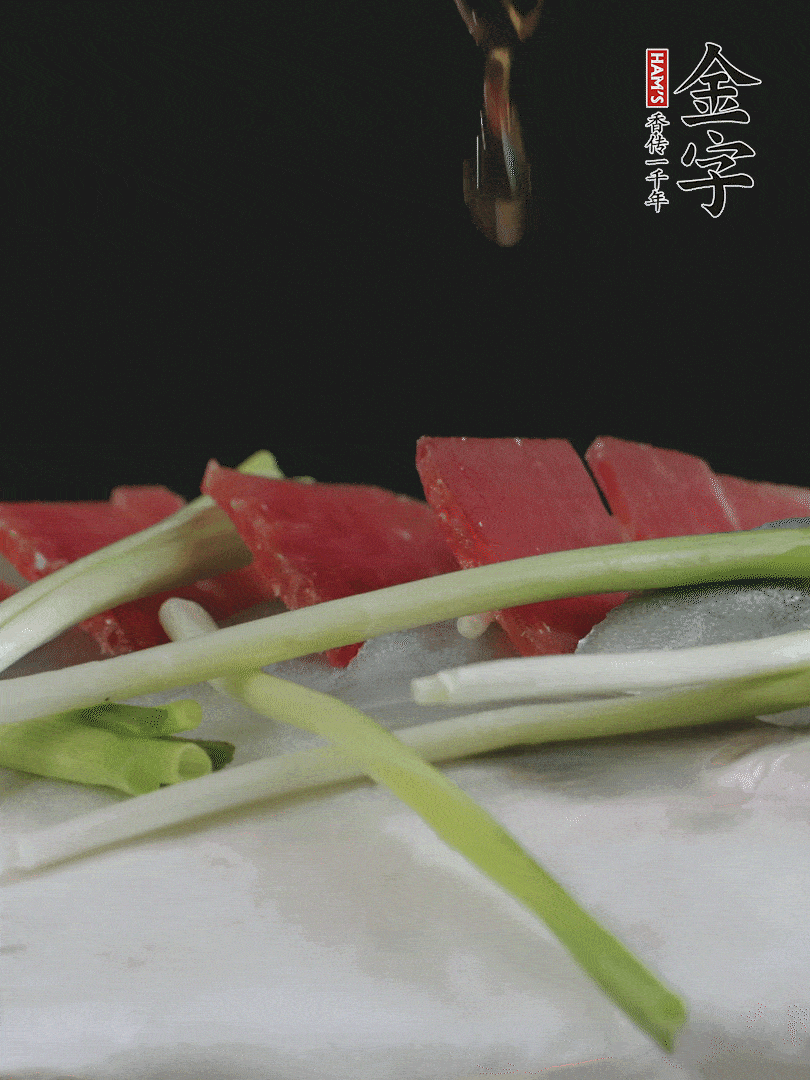 蔥白置于魚身，放適量豌豆，淋上花雕酒。