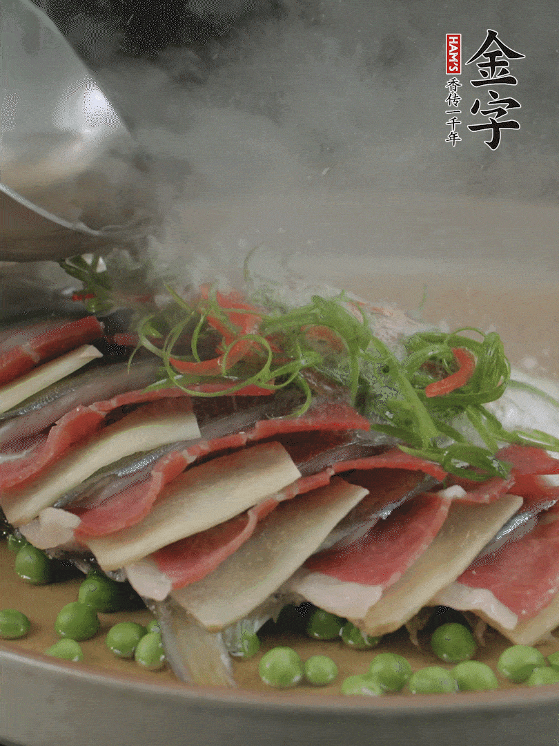 表面放上蔥絲、紅椒絲，淋上熱油。