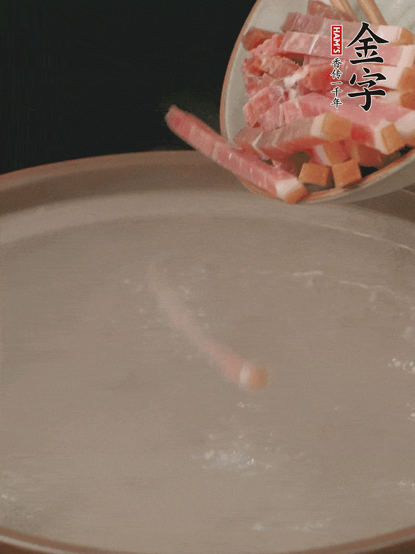 金字火腿切絲，熱水下鍋，放火腿燉煮15分鐘。