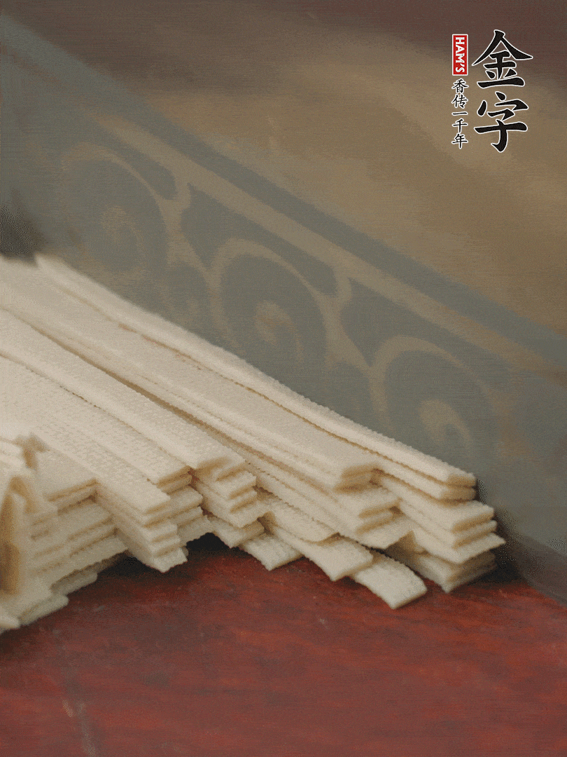 燉火腿期間，千張切細絲，白蘿卜去皮切細絲，蒜葉切細丁。