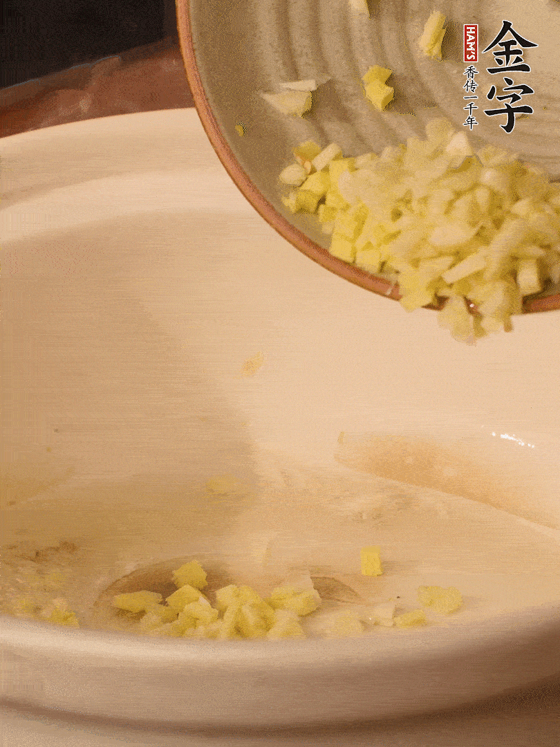 熱油下鍋，姜爆香。下冬瓜略微翻炒。