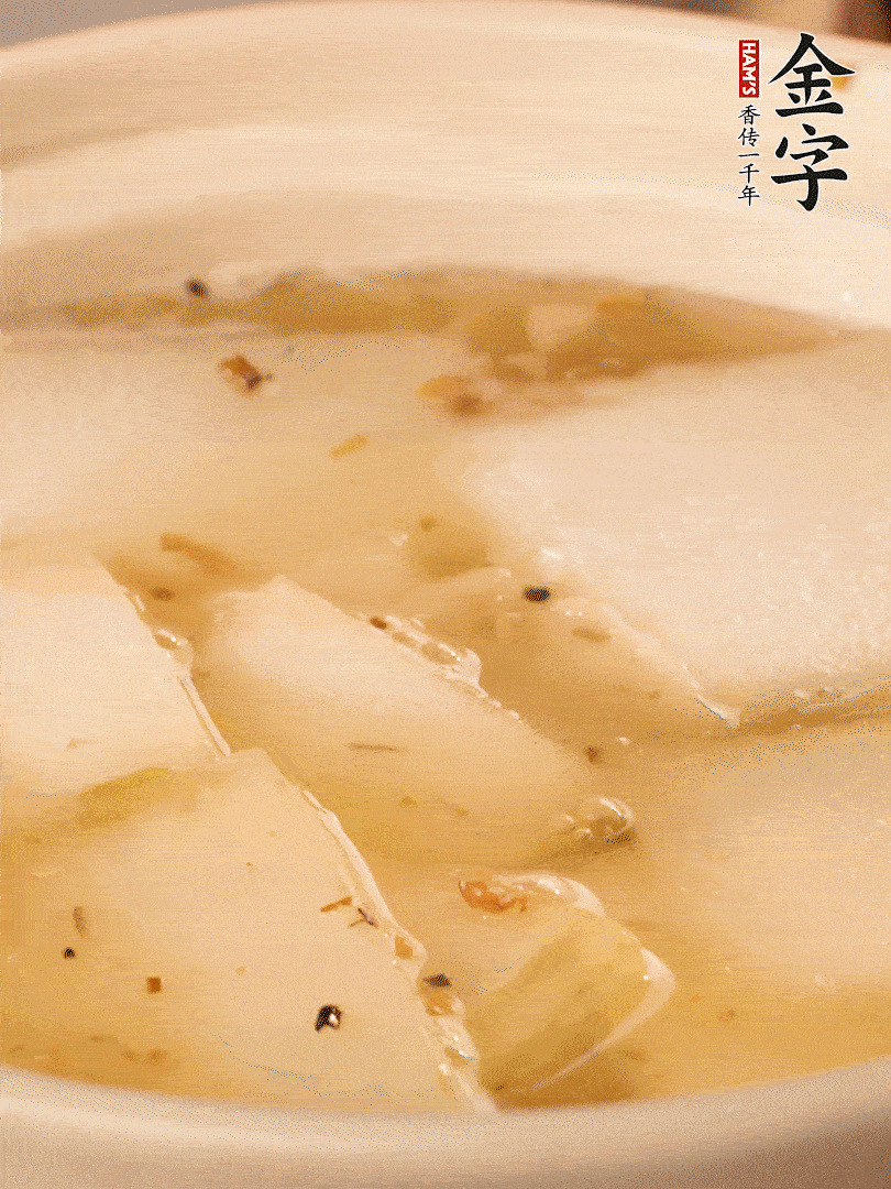 加入適量清水，再放咸肉，淋點黃酒添味。