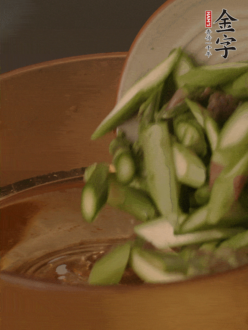 蘆筍、白玉菇焯水30秒備用。