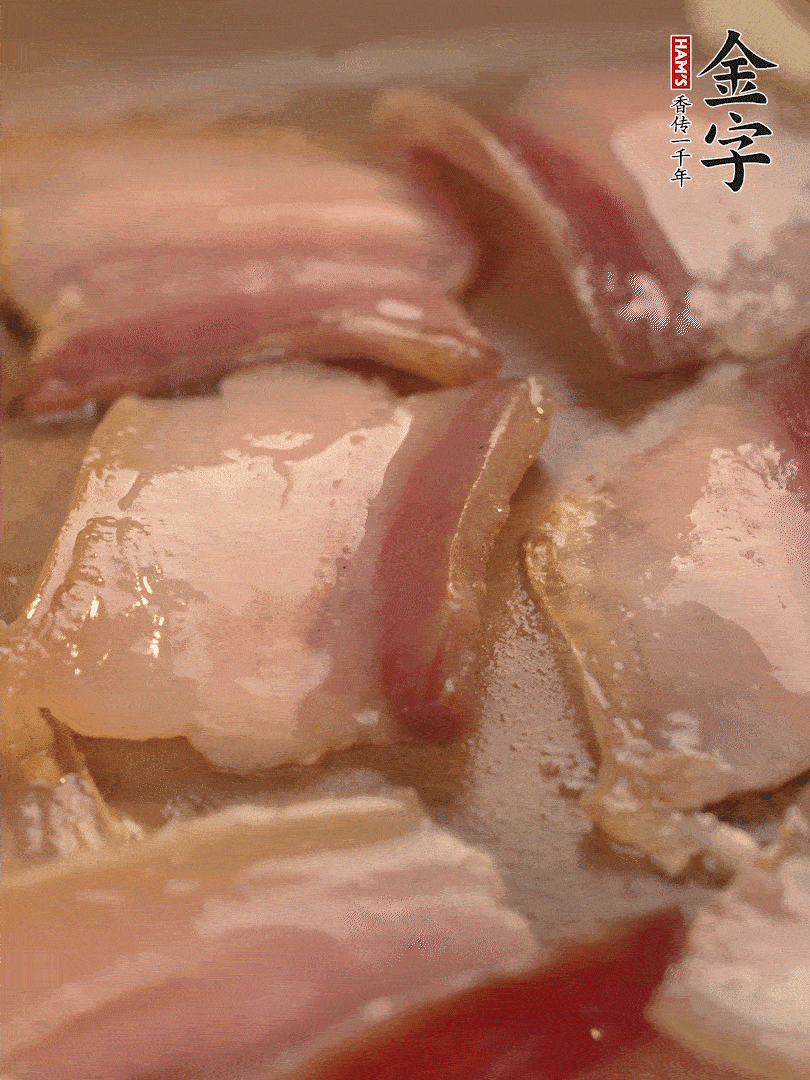 鍋中熱油煸香大蒜、咸肉。