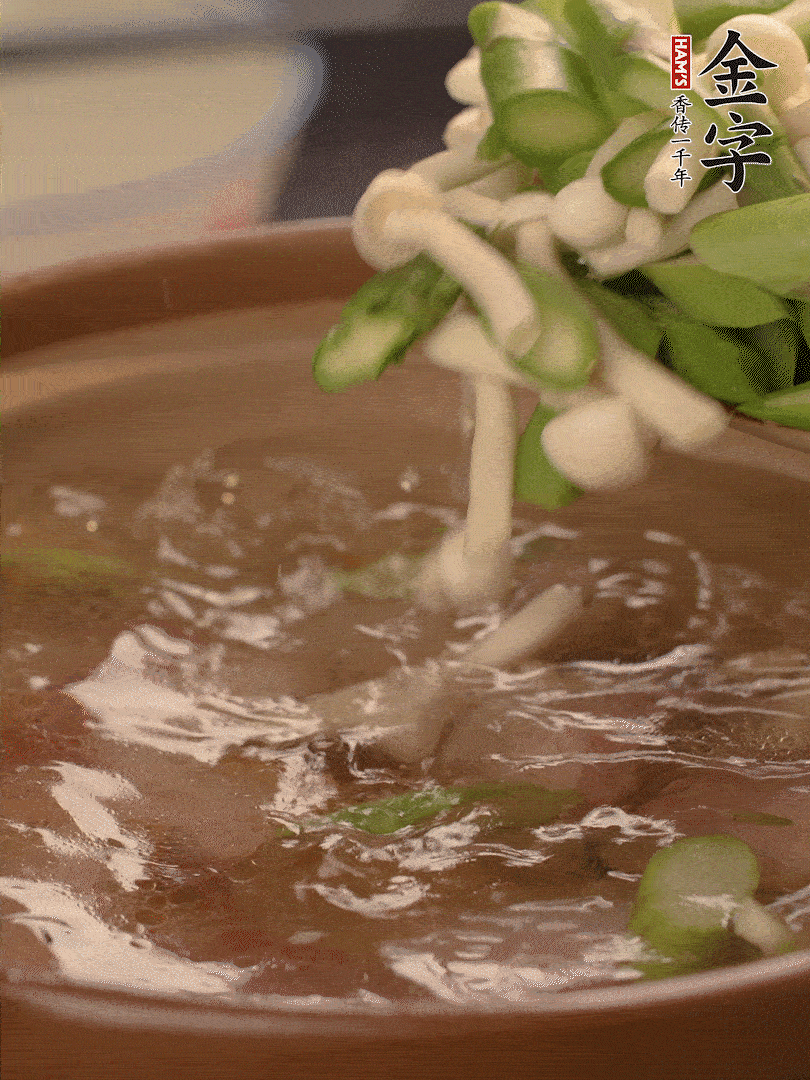 咸肉肥肉部分變透明時(shí)，加清水，放蘆筍、白玉菇大火煮開。