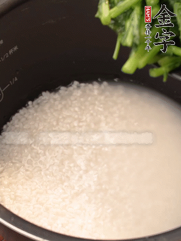 茼蒿、香腸放入浸泡好的大米，水沒過大米半指煮熟。