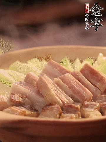 金字淡咸肉切條，焯水備用。