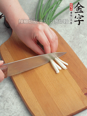 切好的咸肉鋪在碗邊，然后把千張放在中間。