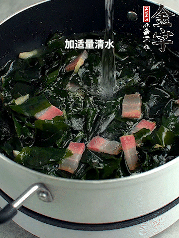放入泡發(fā)好的裙帶菜翻炒一下，加適量清水燉煮。
