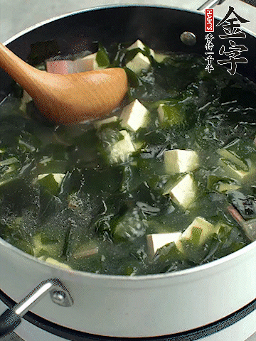 煮到沸騰后，再放入豆腐蓋蓋子煮3分鐘。