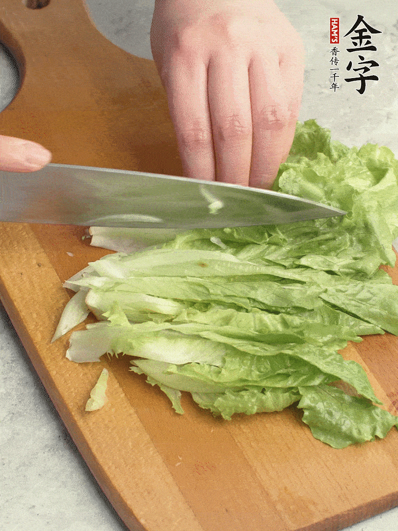 胡蘿卜、生菜、黃瓜切絲。