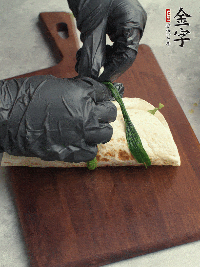 用焯過水的小蔥打結(jié)。