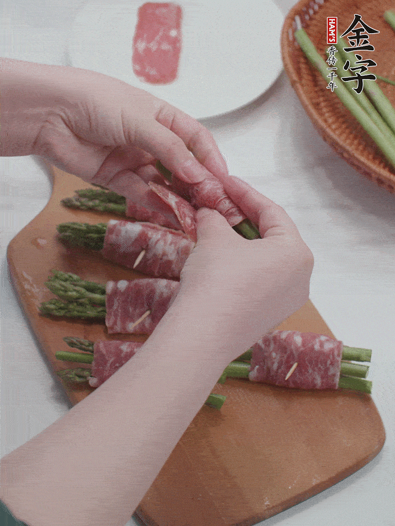 蘆筍切小段，蘆筍段用金字培根火腿卷起。