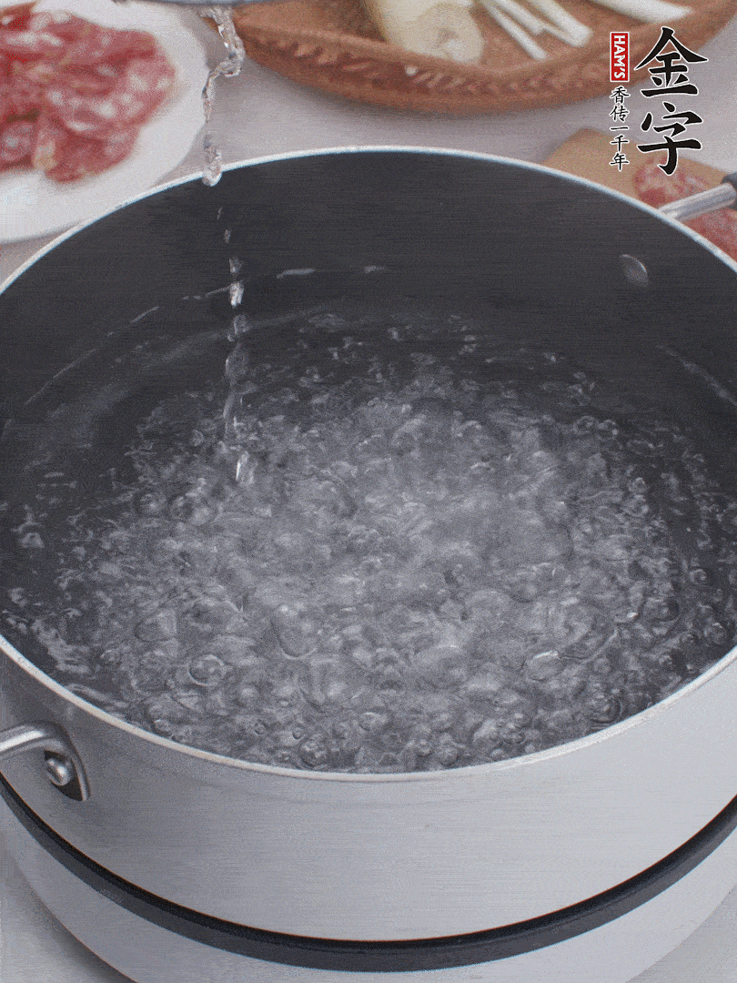 春筍去殼切片，焯水3分鐘。