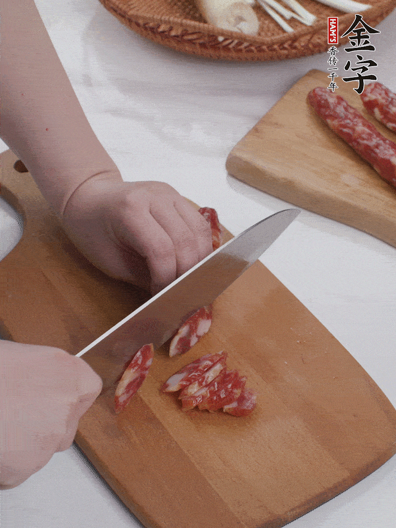 金字香腸切薄片。