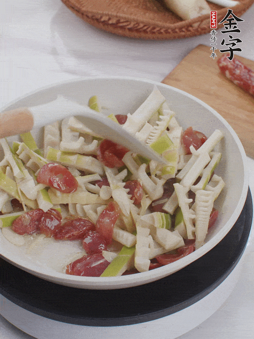 下春筍翻炒均勻，一小撮鹽調(diào)味。