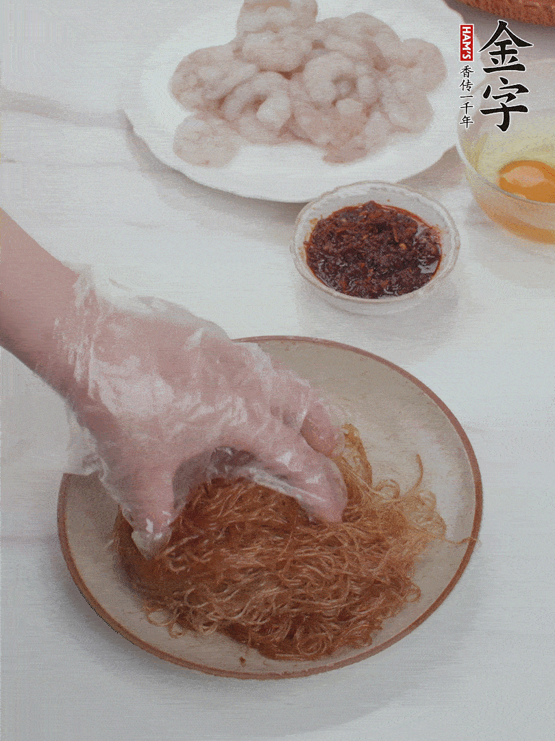 粉絲泡軟后，入沸水煮10秒，撈出后加1/2勺老抽、1/2勺食用油挑松。