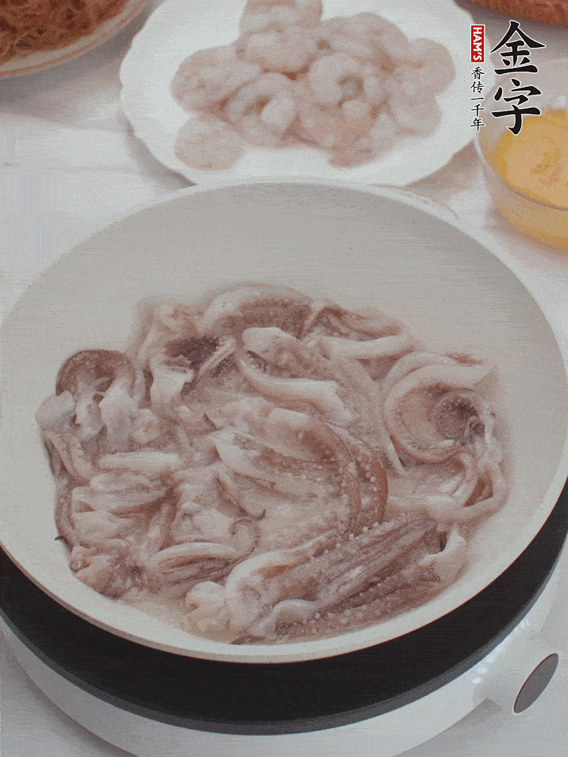 蝦仁、魷魚滑油，蛋液炒制半熟。