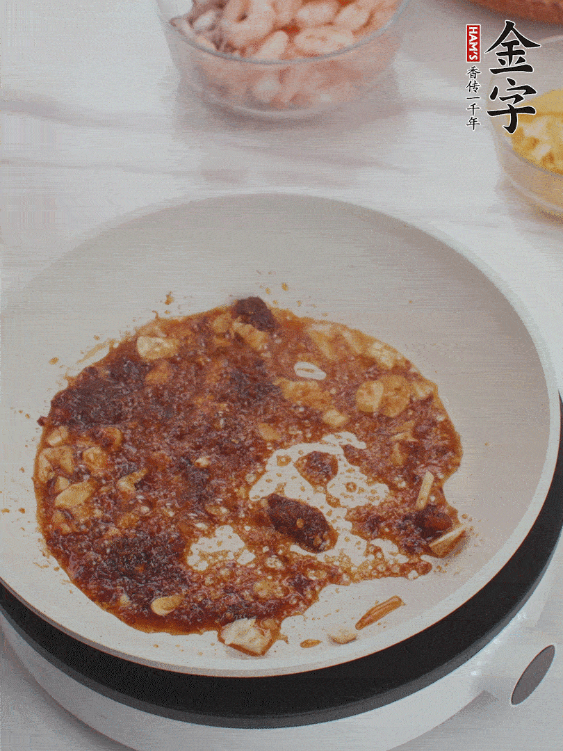 冷鍋熱油，1大勺金字火腿XO醬、蒜末炒香，倒粉絲一起炒。