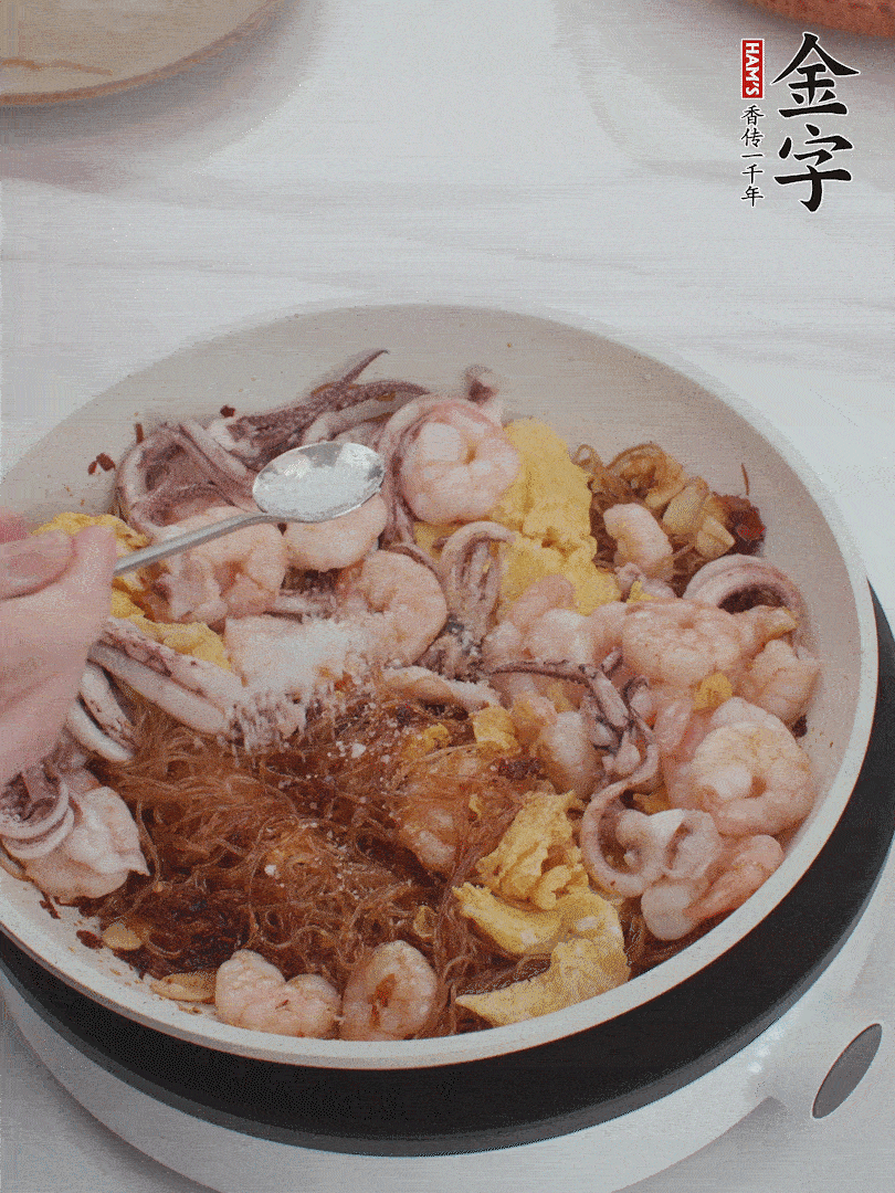 加雞蛋，蝦仁，魷魚混合。