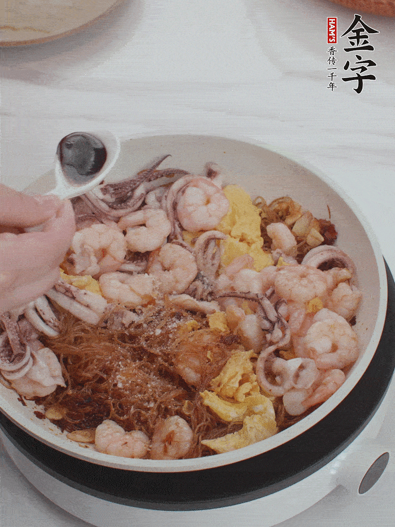 放1/3勺鹽、1/3勺雞精、1/3勺糖、2/3勺生抽調(diào)味。