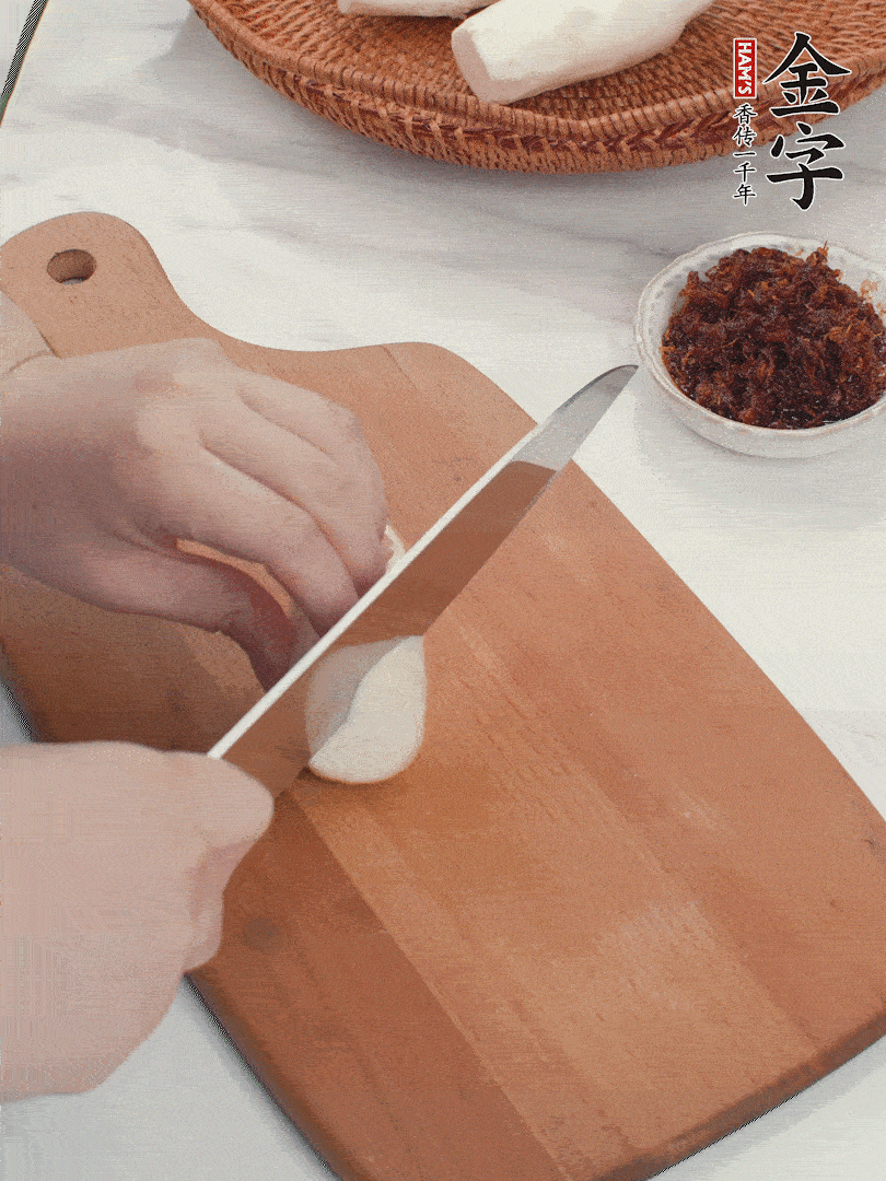 茭白剝殼，洗凈后切滾刀塊。