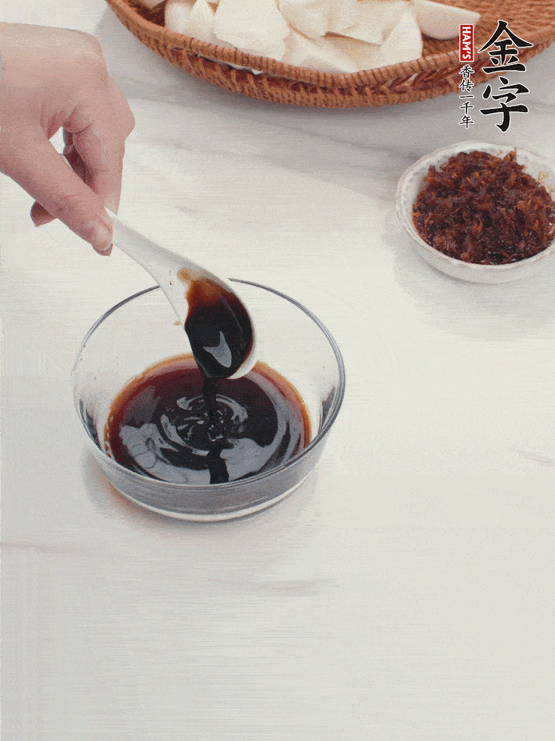 將生抽、老抽、黃酒和白砂糖在小碗里調(diào)成味汁。