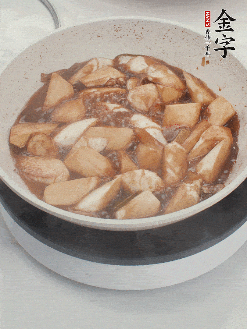 待茭白煸到微微發(fā)黃加入調(diào)好的味汁翻炒。加一小碗清水蓋蓋子燜3-4分鐘。