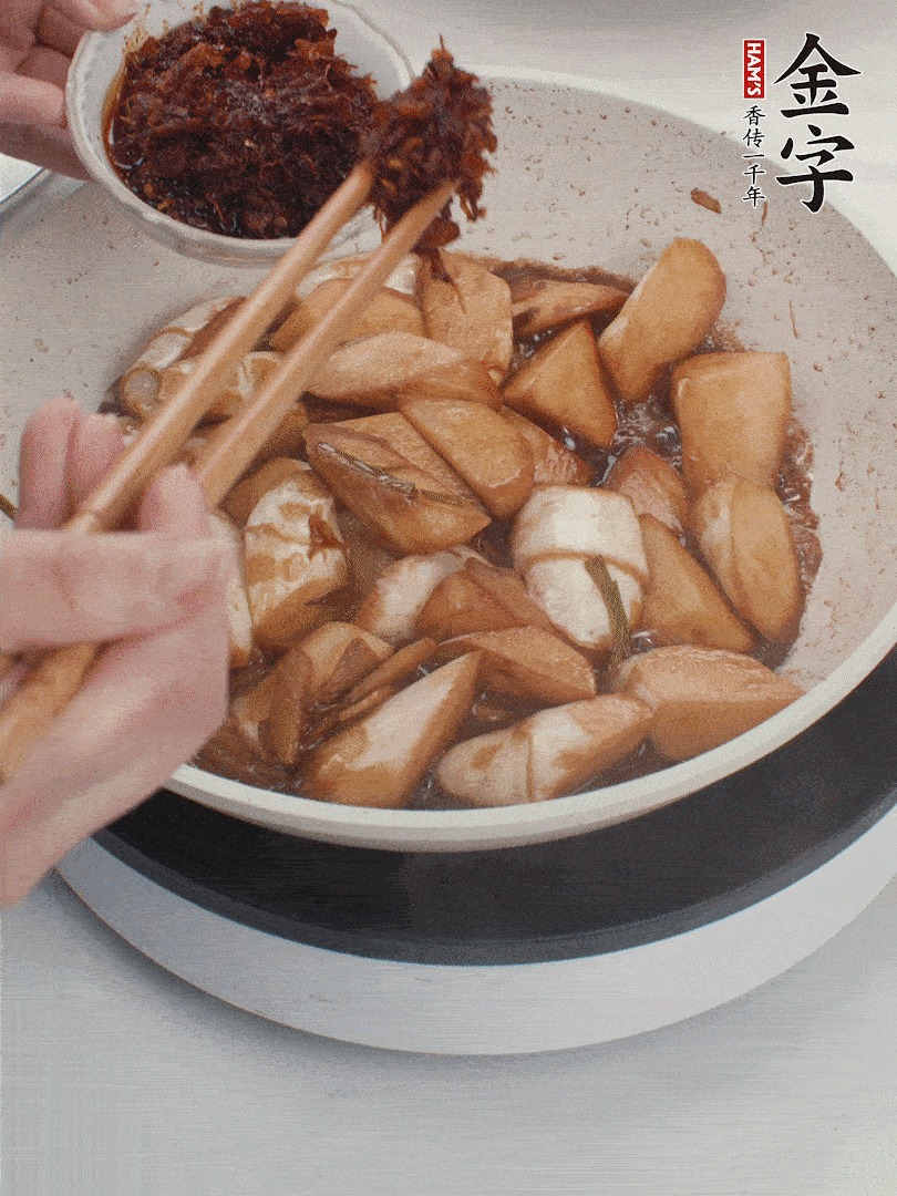 湯汁收濃，加金字火腿XO醬翻炒均勻。