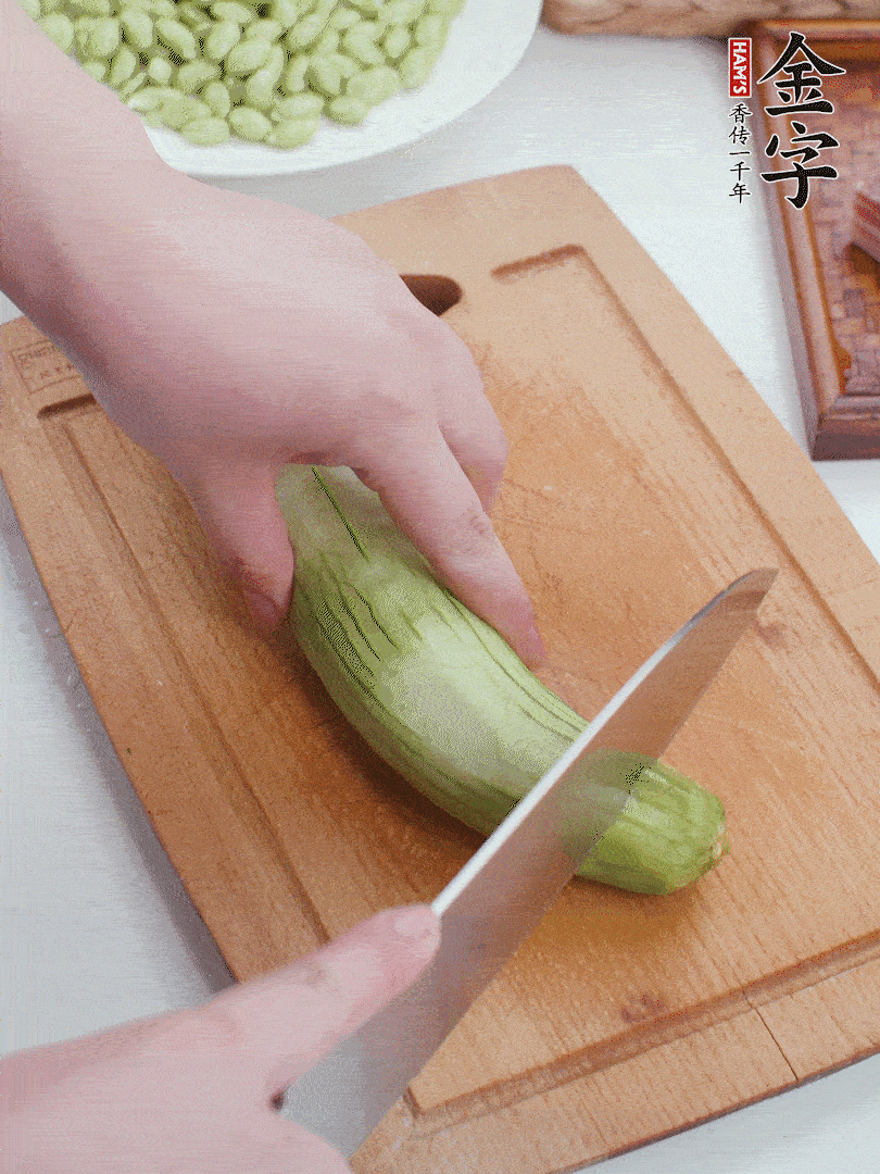 絲瓜去掉外皮，去掉兩端，切成滾刀塊。