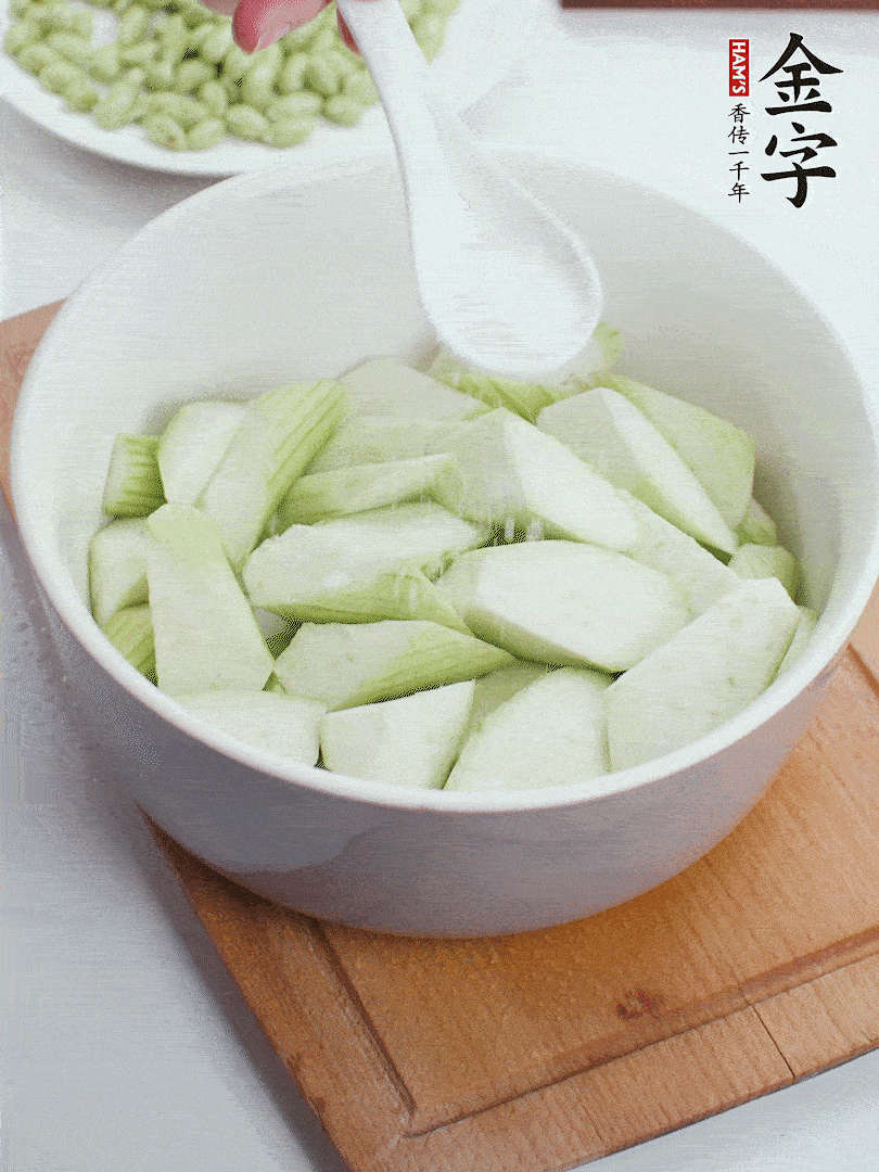 水中加1勺鹽浸泡，防止變黑。