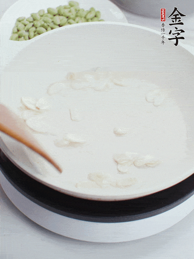 金字淡咸肉煮15分鐘，撈出切片。油5成熱時，蒜末、咸肉爆香。