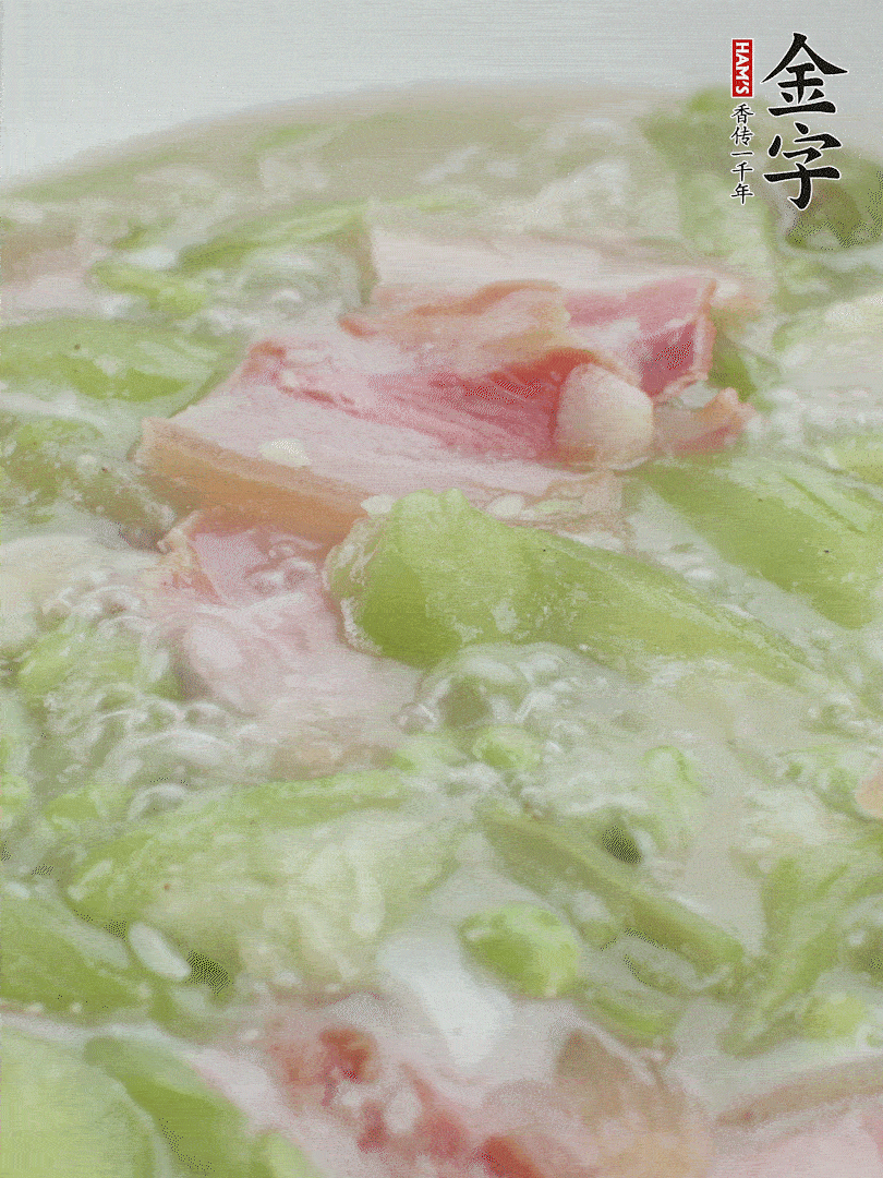 加一點熱水、白胡椒粉、雞精翻炒1分鐘。