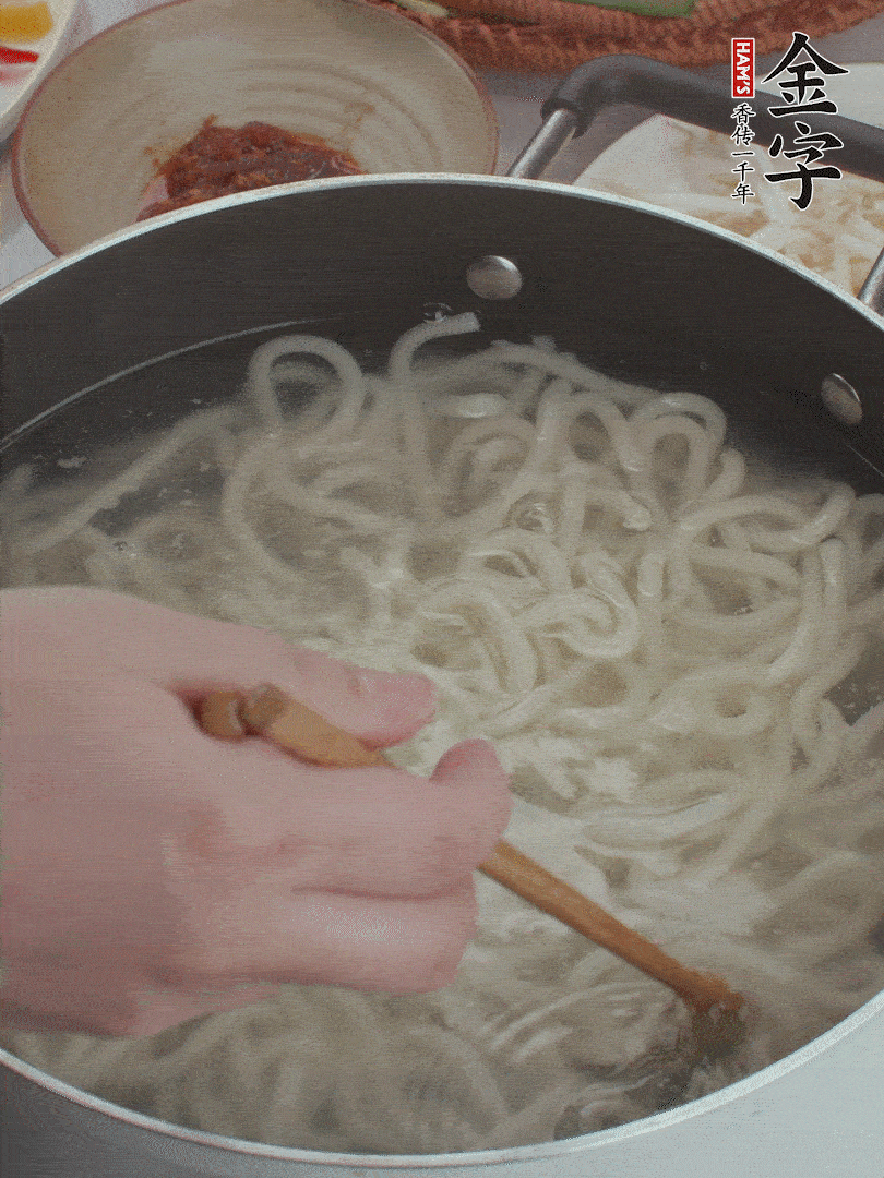 鍋中水煮沸，下烏冬面焯5秒鐘，撈出瀝干。