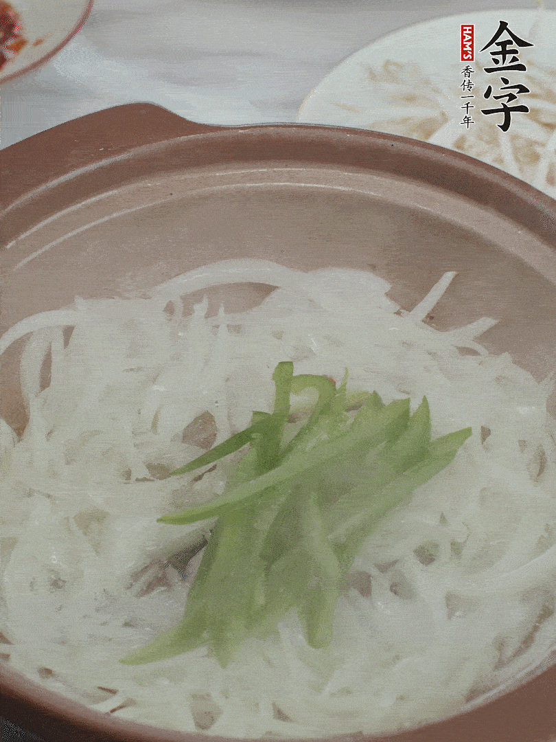 放烏冬面、青紅椒、豆芽。