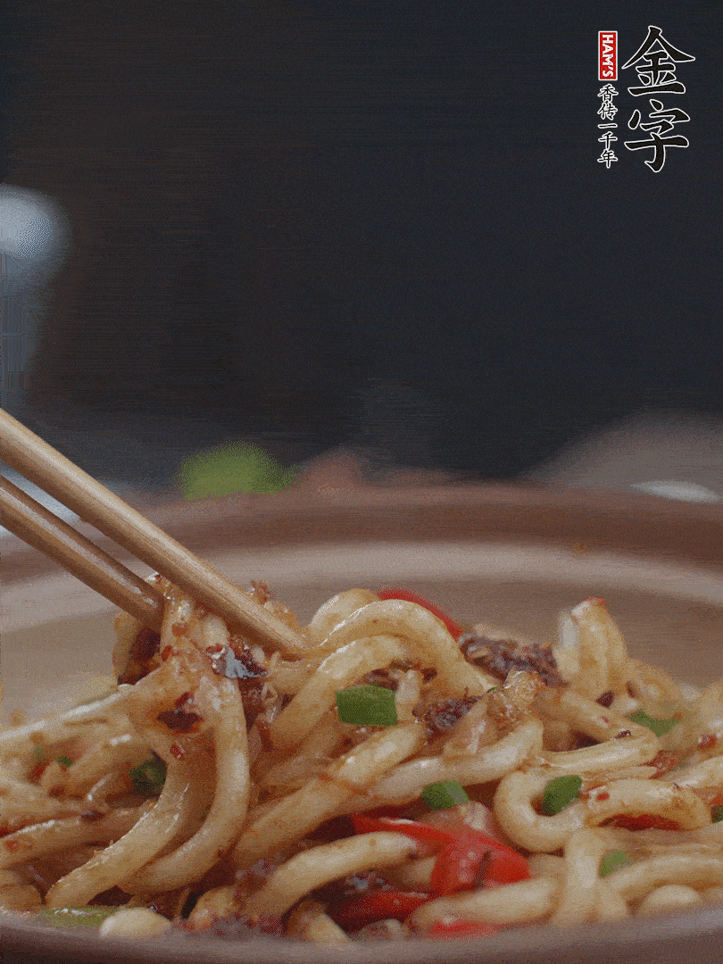 一小撮鹽調(diào)味。最后可以點(diǎn)綴香蔥段。